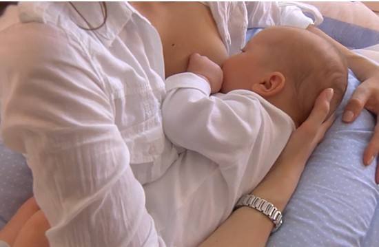 新手妈妈们母乳喂养的正确方法,宝宝母乳喂奶的正确姿势和方法