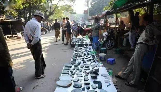 和田玉烟袋锅多少钱,和田玉清代烟锅的价格