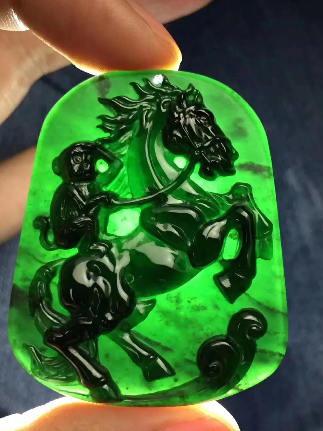 墨翠。一种深藏不露的翡翠。稳重而神秘