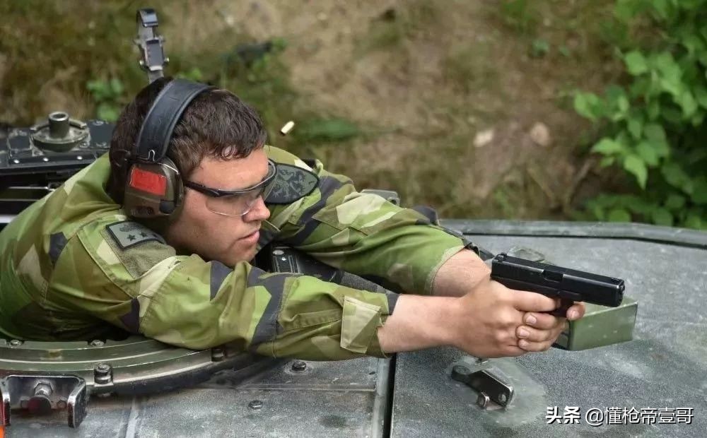 躲在铁王八里不一定安全，自卫*器武**显得尤其重要