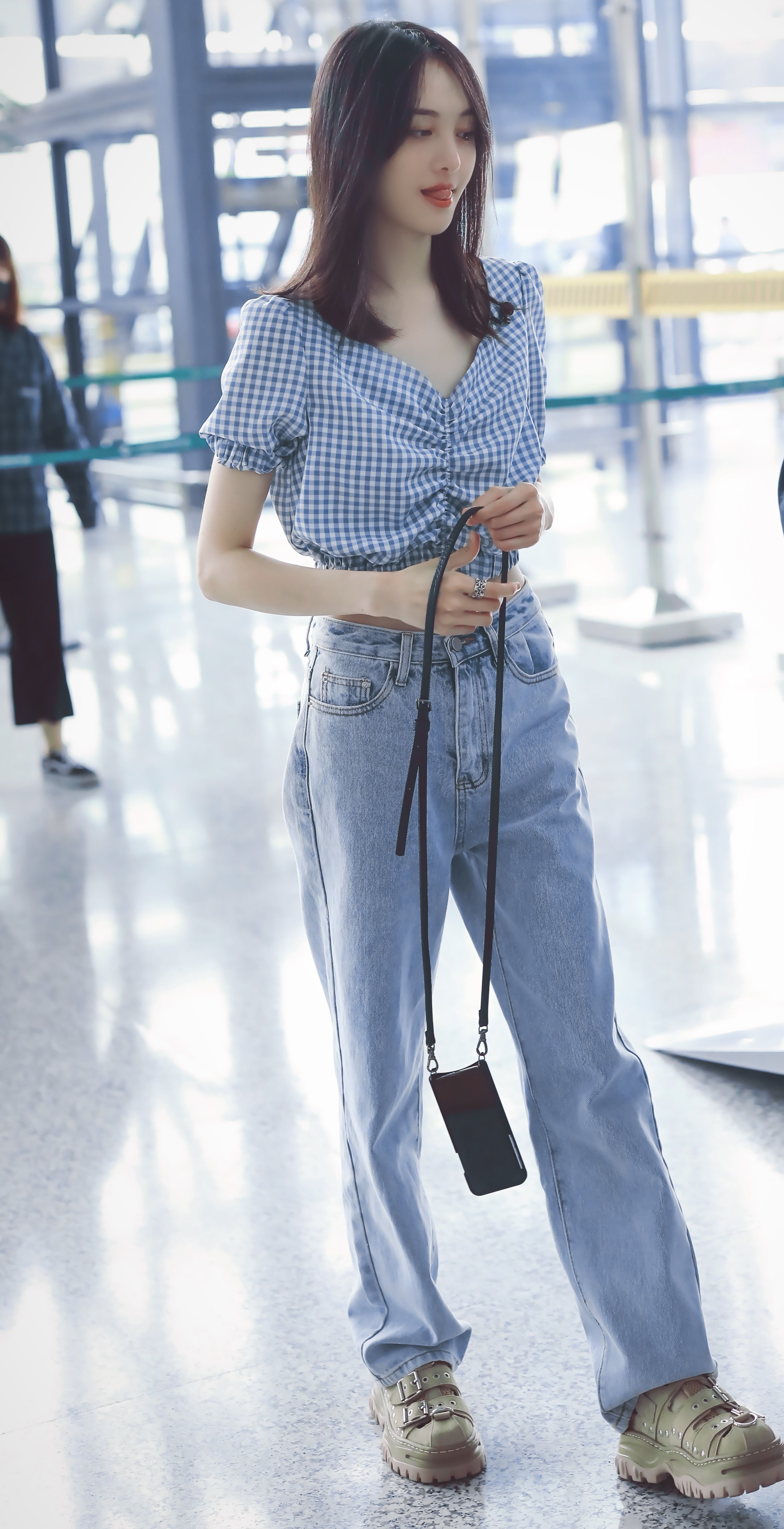 同样露脐为何有人穿成膀爷，有人穿出明星范？杨幂郑爽为你做示范