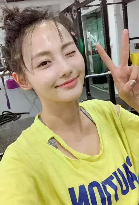 张嘉倪用的是韩束吗,张嘉倪推荐国货护肤品