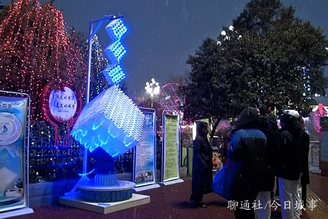 山东聊城：千只矿泉水瓶做成“水立方”，环保花灯亮相水城街头