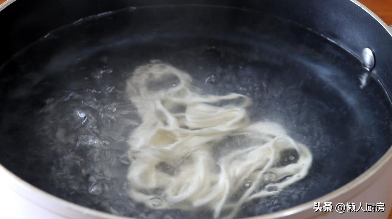 1斤面粉1个鸡蛋教你在家自制拉面,普通面粉拉面的做法全过程