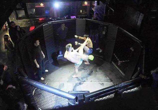 与李小龙齐名的拳霸竟被一腿丧命,能和李小龙一拳打得一样重的人