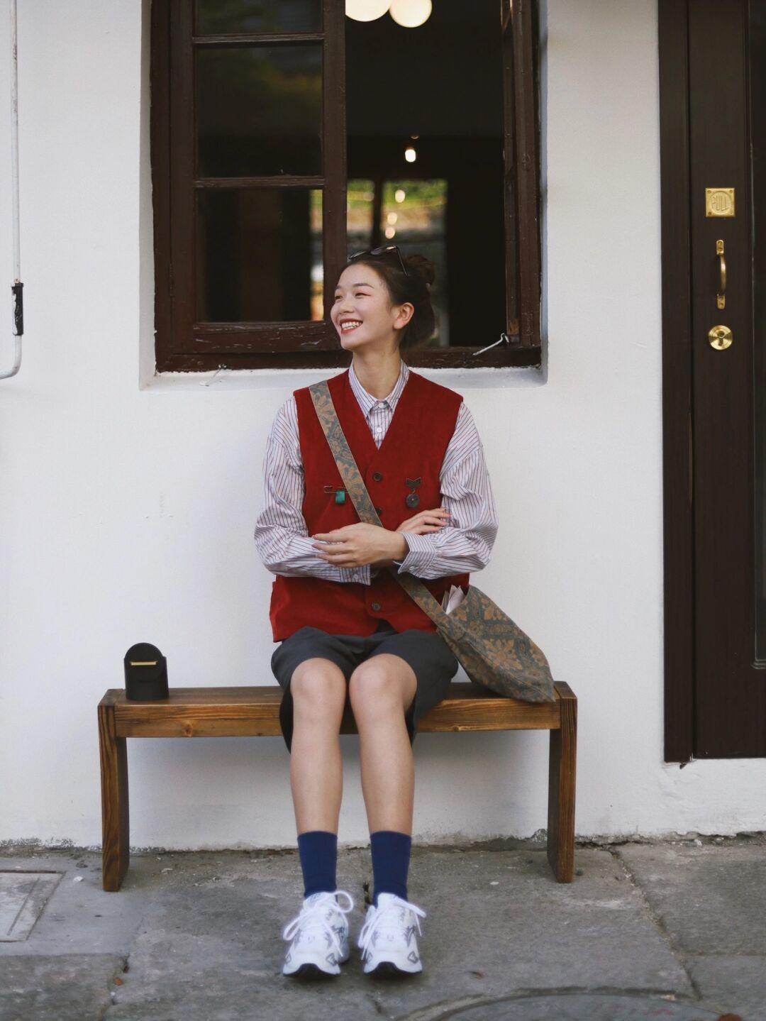 马甲衬衫叠穿搭配什么裤子,衬衫搭配马甲怎么穿才好看