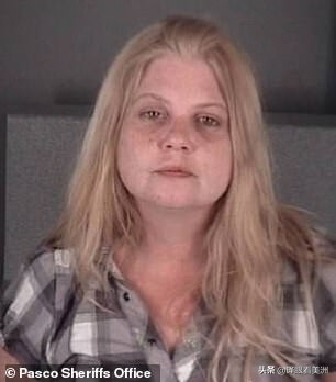 遭妻子家暴被猛踢,男子遭妻子家暴打得遍体鳞伤