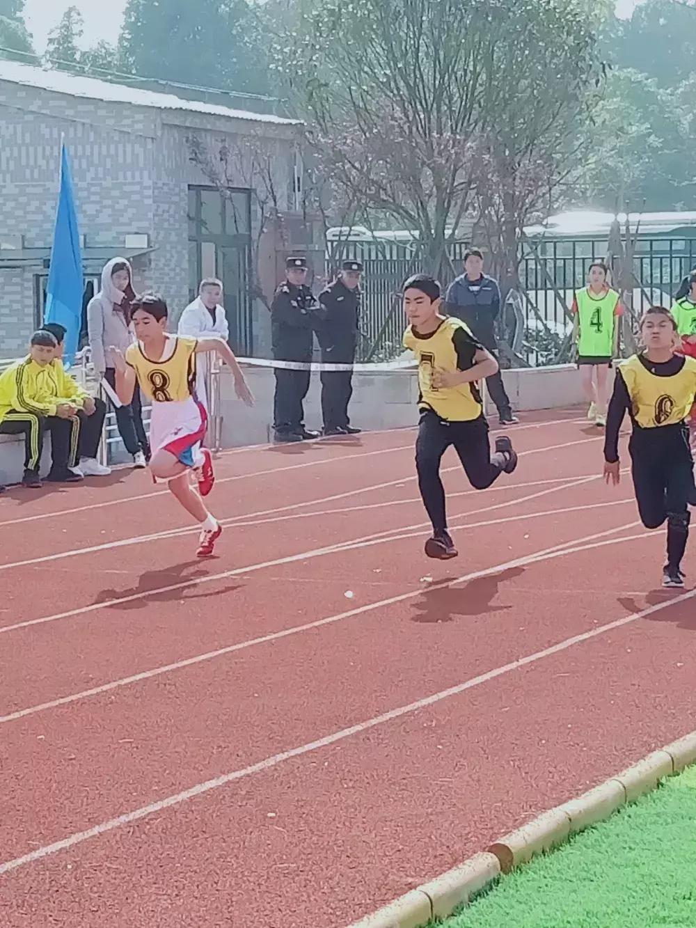 三岔湖小*运学**动员喜夺成都高新区空港新城第二届中小*运学**动会10金