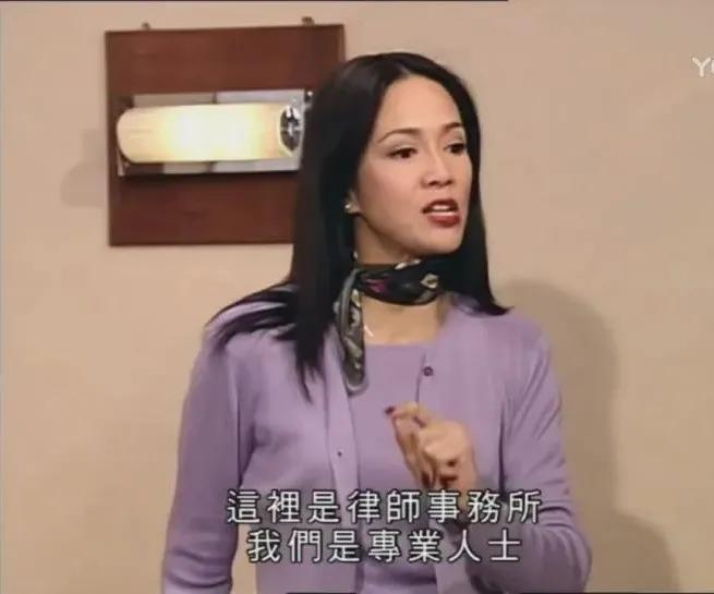 还记得2000年拿下黄子华的中环女律师MissMo穿过什么吗？