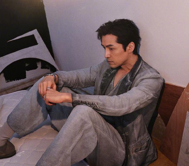 胡歌帅到炸裂,胡歌最新写真再显文艺气息