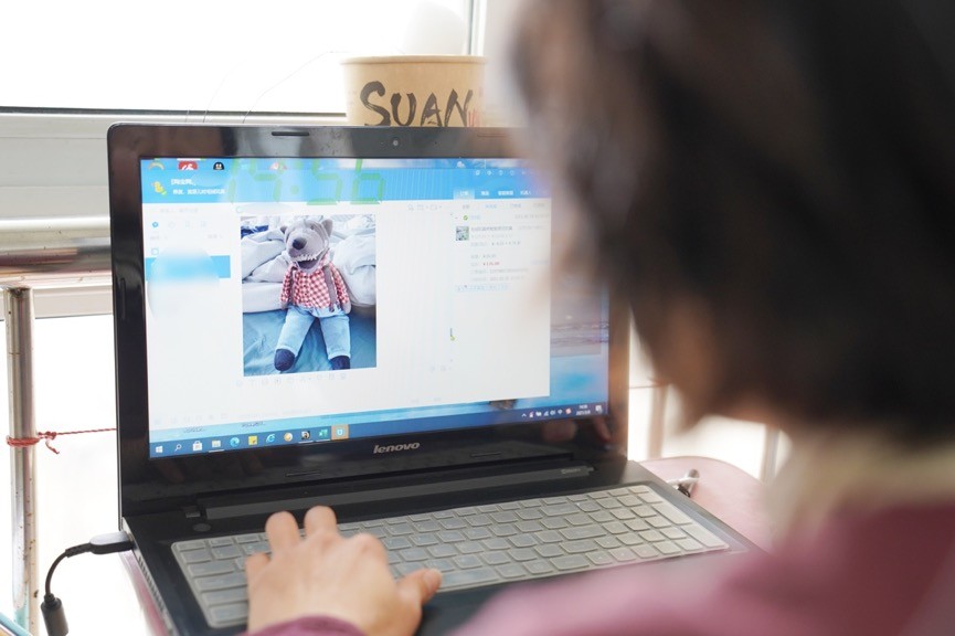 一家只有旧东西的淘宝店：女生跑遍布料市场，只为修复一个旧玩偶