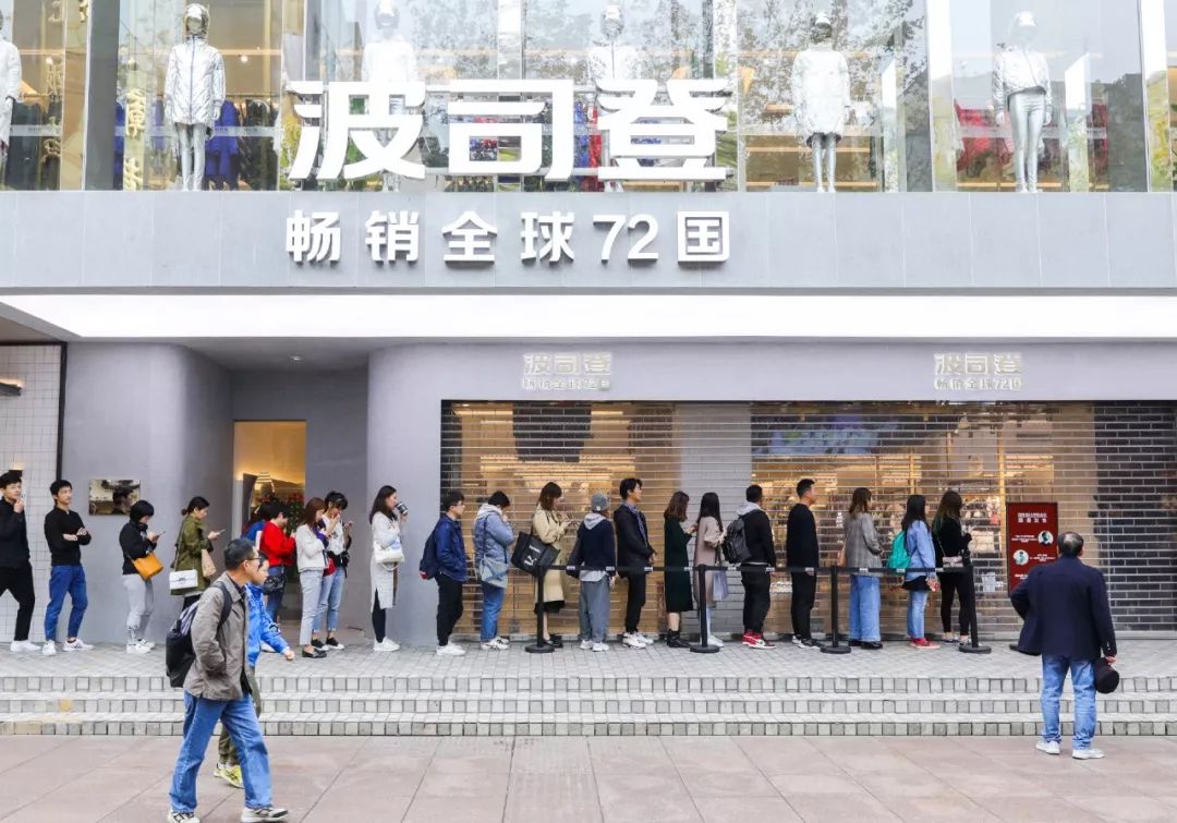 杨颖穿的新中式衣服是什么品牌,杨颖穿阿迪达斯羽绒服