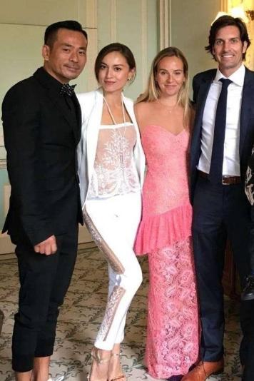 富豪男子举办泳池派对,富二代在家开泳池派对