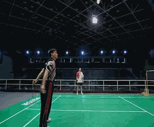 羽毛球反手高远球握拍和发力技巧,羽毛球高远球的打法和技巧