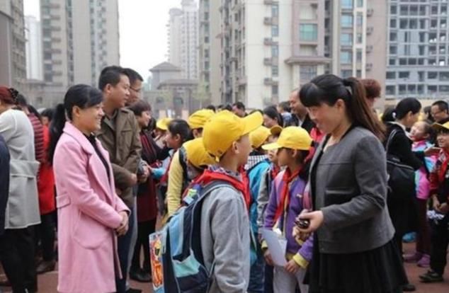 公交车上小男孩肚子疼,小男孩在公交车上突然肚子疼