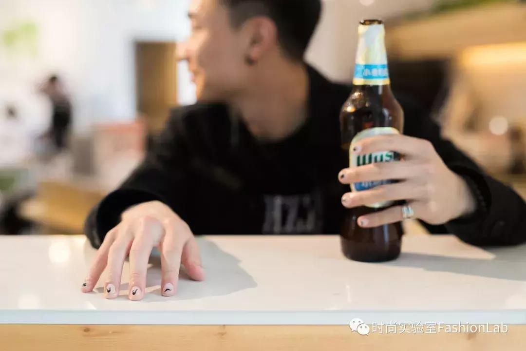 我应该给这些被骗来做美甲的男生道个歉