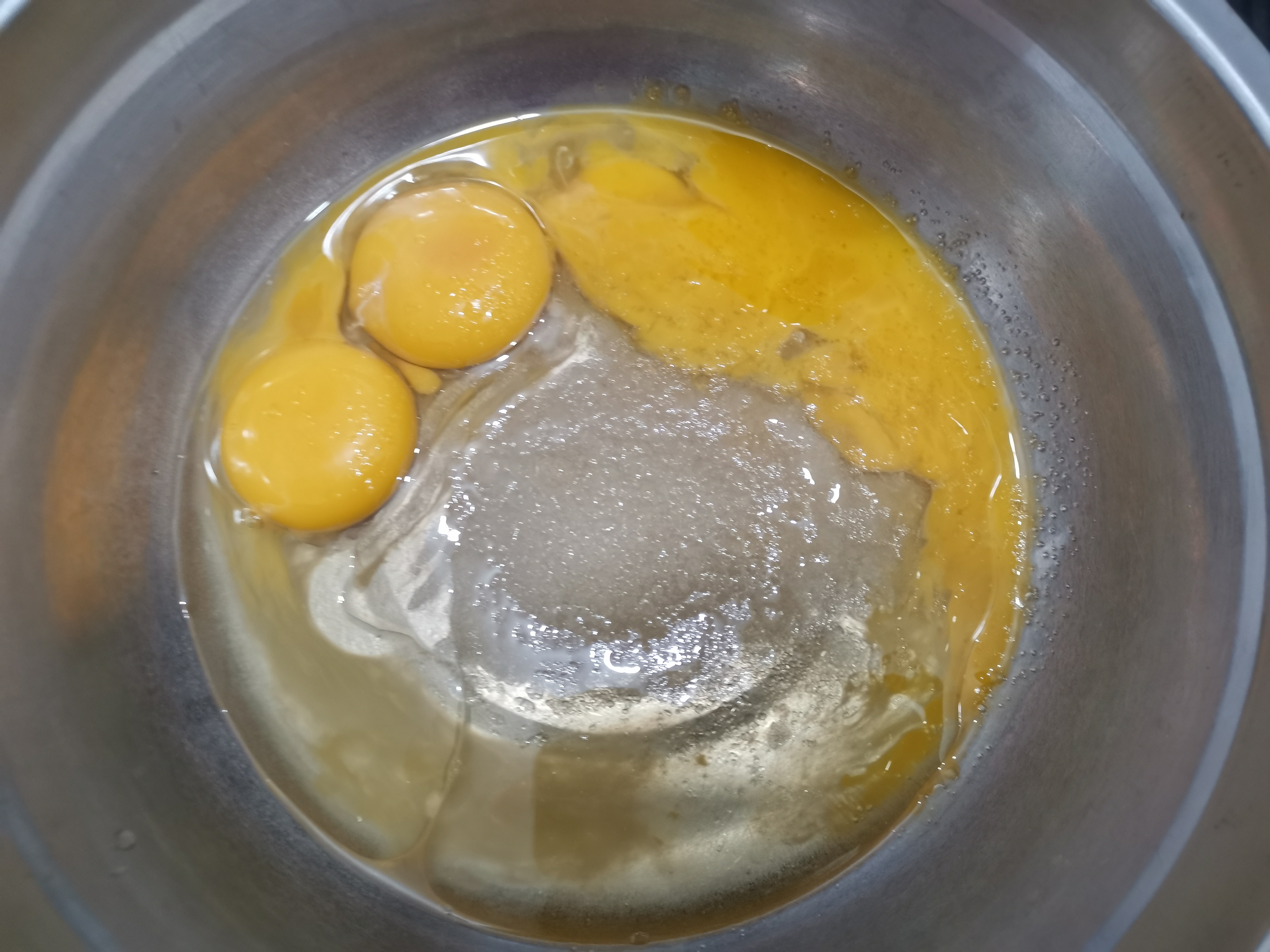 心型的巧克力纸杯蛋糕,带巧克力馅的纸杯蛋糕