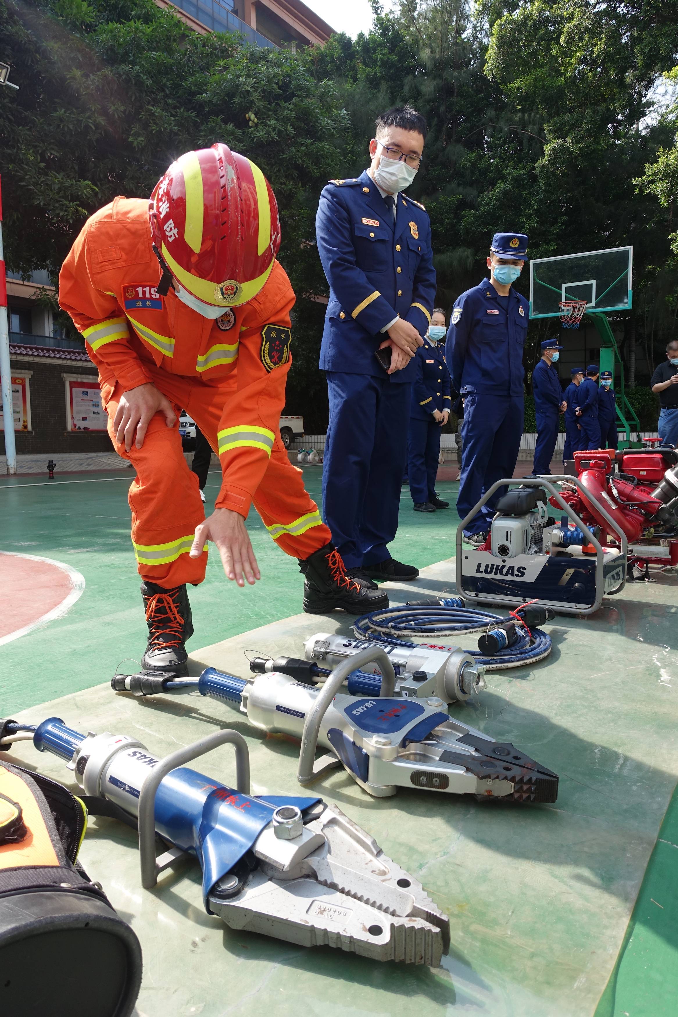 有一个消防蓝朋友是怎样的体验,给你一天时间