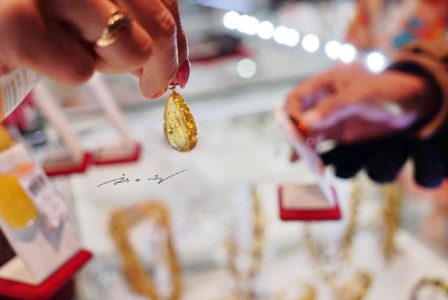 为什么中国旅行团在俄罗斯抢购蜜蜡，但俄罗斯人说“人傻钱多”？