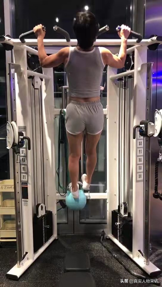 53岁大妈能练出八块腹肌,60岁健身阿姨腹肌