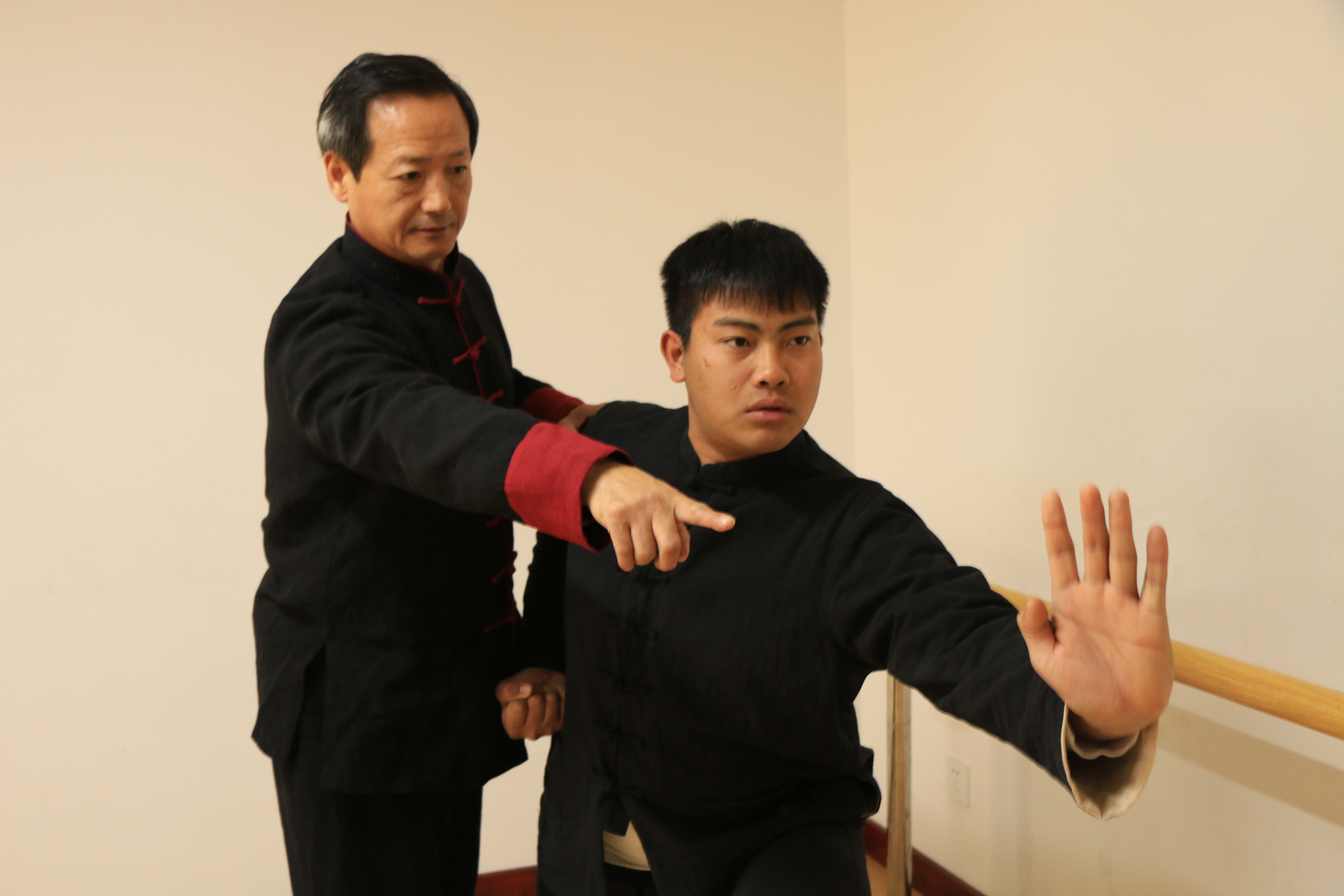 传统武术打不过格斗，飞檐走壁只是电视里唬人的？学武术的人越来越少，20年后，恐怕就没有人练了！