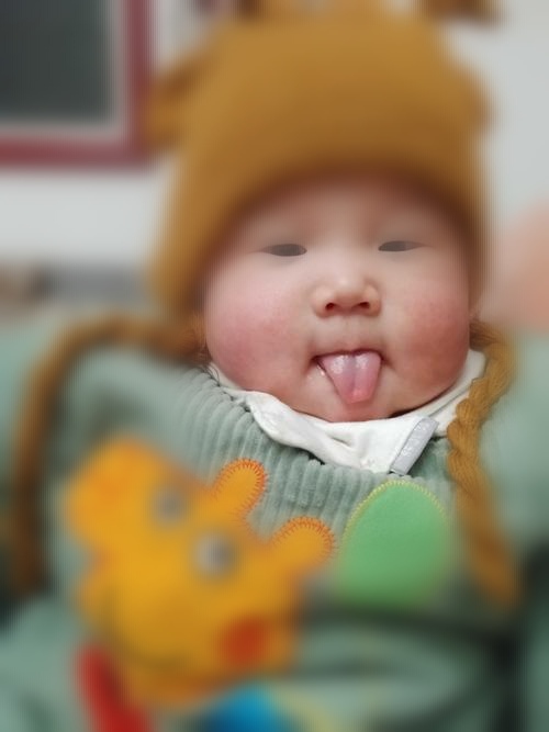 中国宝宝吐舌头,你家宝宝是不是经常吐泡泡