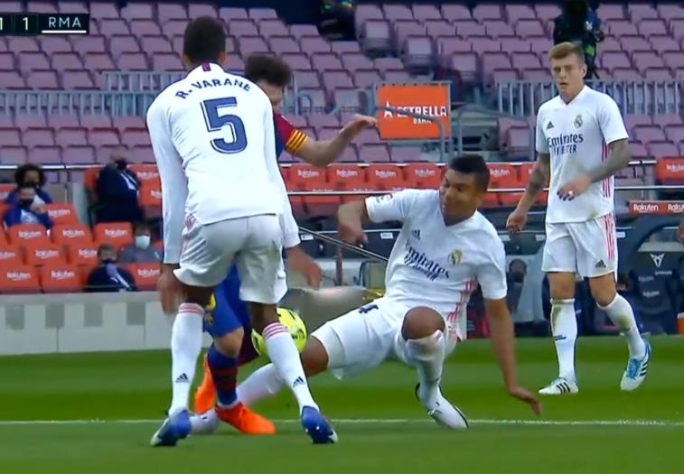 梅西被拉莫斯恶意犯规现场,梅西被裁判误判视频