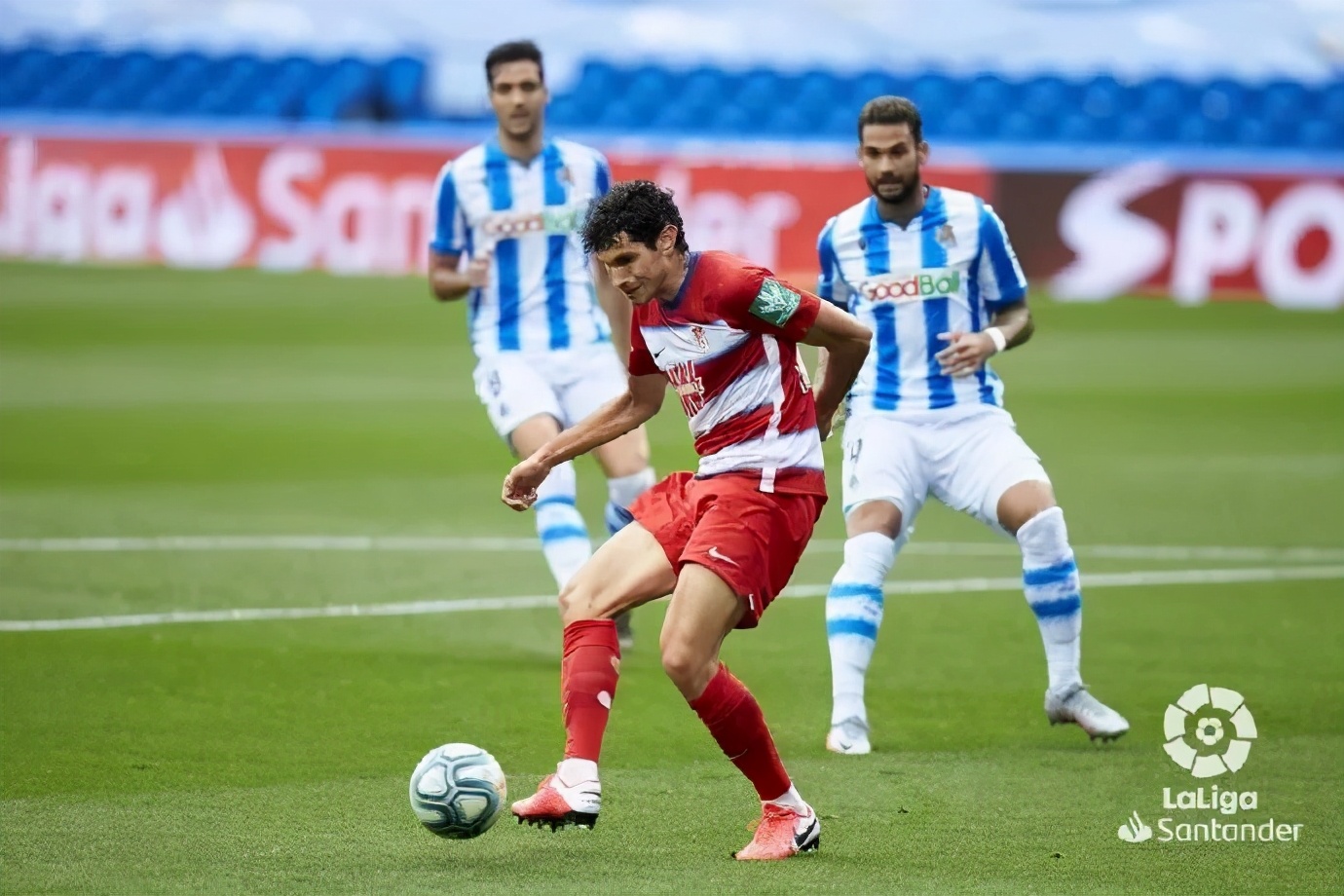 西甲第九轮巴萨对塞尔维亚,皇马巴萨马竞包揽最佳阵