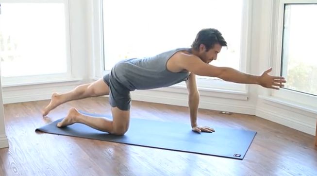 一个动作通畅腿上六条经络,双手交叉养生通经络