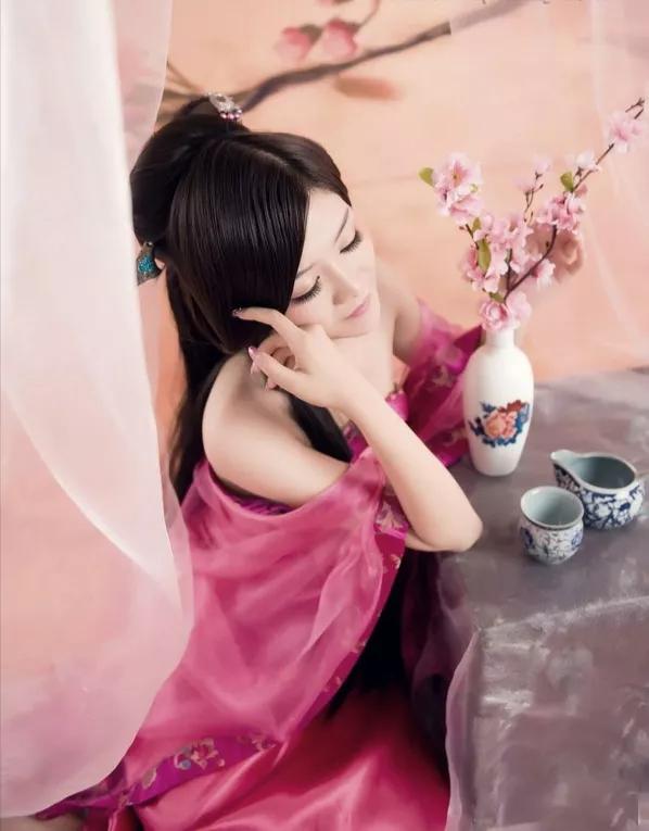 诗经月出的赏析,诗经赏析