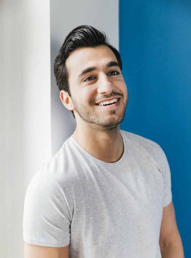 圆脸侧背头发型,细软塌发质圆脸适合什么背头