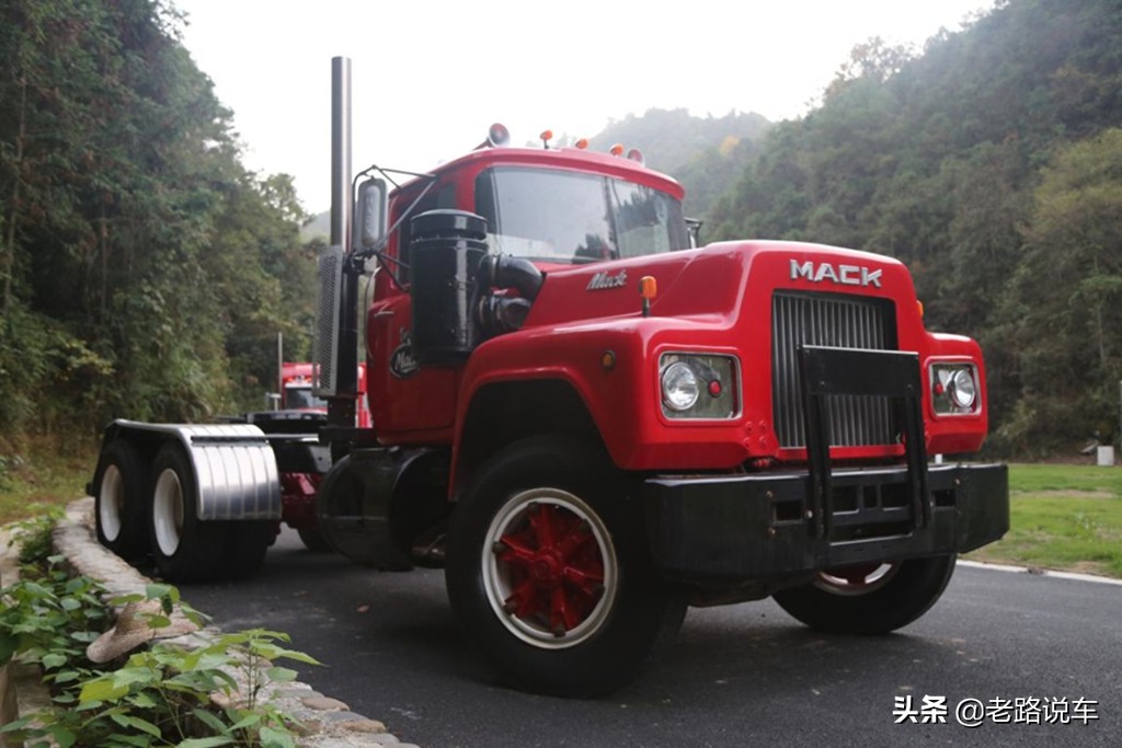 斗牛犬品牌卡车,斗牛犬在汽车上的视频