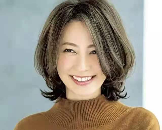 50岁适合什么短发还显年轻,50岁女人留长发好看吗