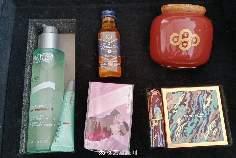 明星工作室新年礼盒,张艺兴工作室新年礼盒