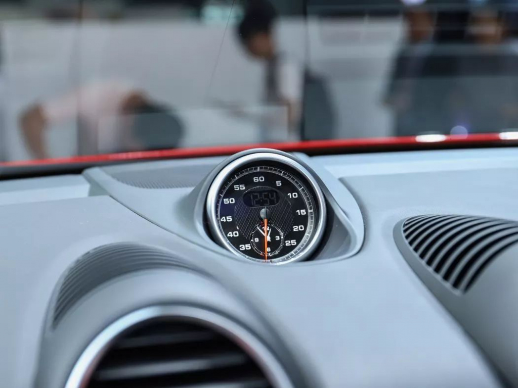 23岁女总裁提劳斯莱斯,23岁美女提车保时捷