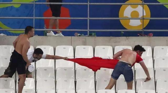 俄罗斯球迷暴揍英国球迷,200俄罗斯球迷暴打2000英国球迷