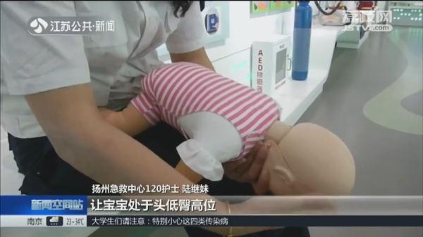 小孩吞咽异物被噎着,孩子吃饭不小心噎到