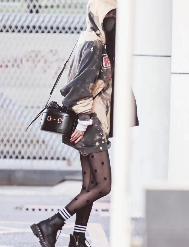 黑色*袜丝**=死亡单品?不至于!没看见“名媛”们人“腿”一双吗?