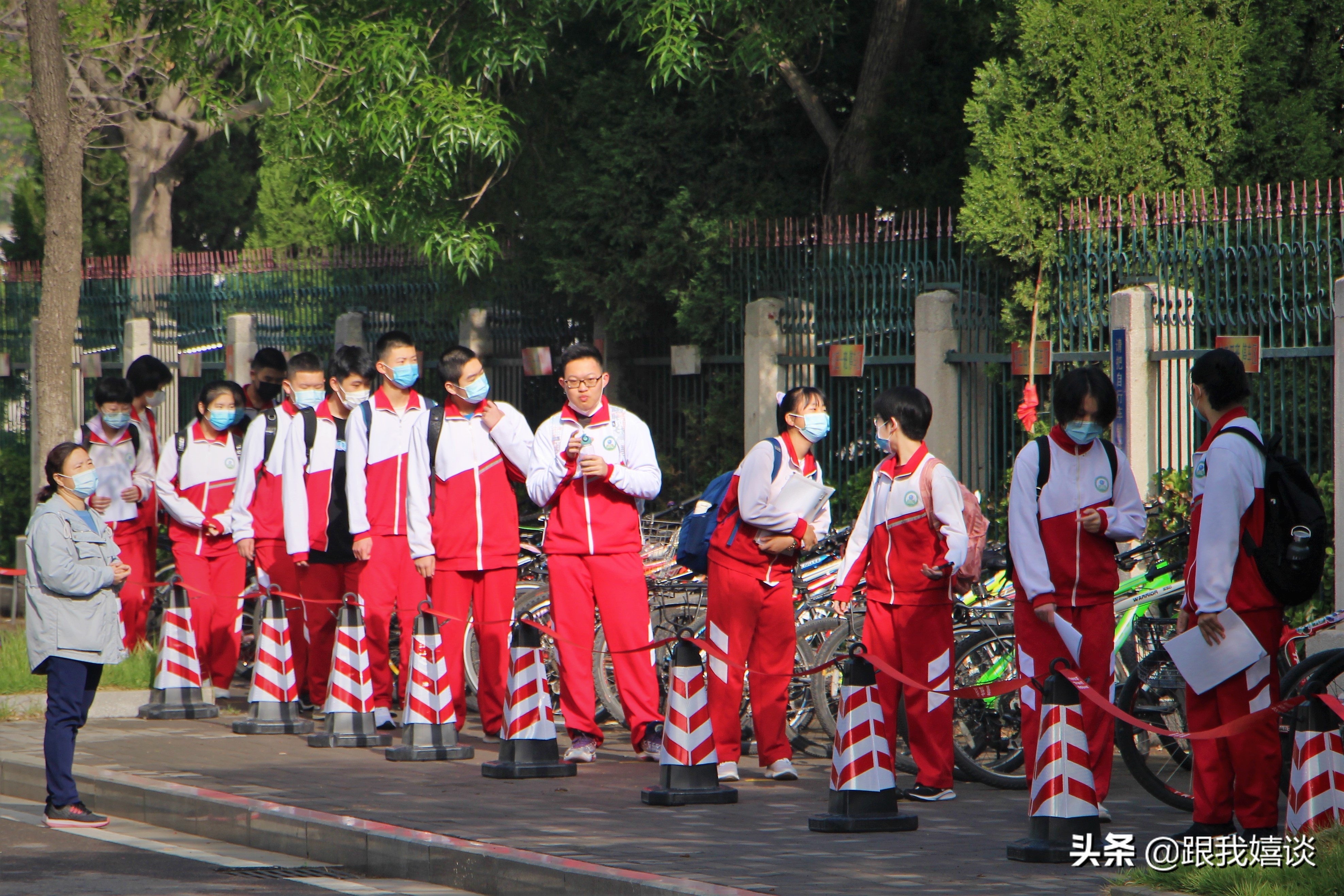 山东东营：全市初中毕业班今日开学，石大附中学生返校井然有序