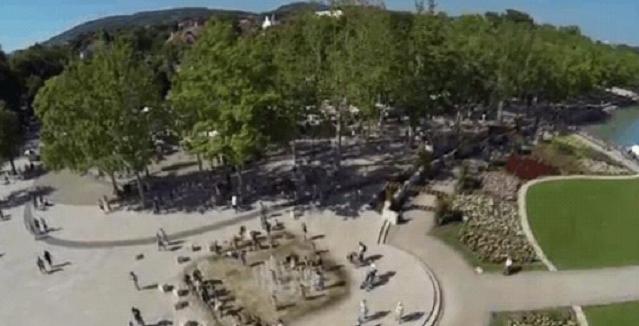 风景秀丽的湖边小城,是一座疗养胜地,很多人来此治心脏病