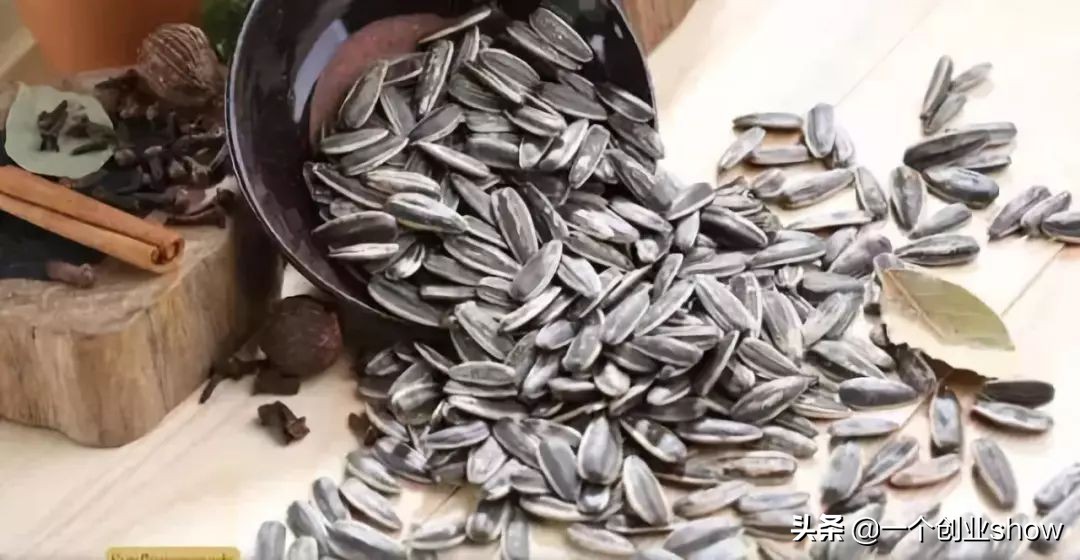 辞掉铁饭碗去经商，靠卖小小的瓜子却年赚10亿！还把公司做上市！