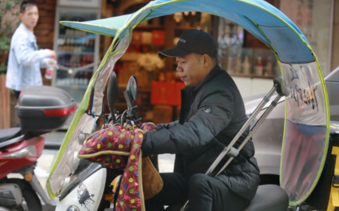 独腿外卖小哥日行四万步,送外卖小哥感动落泪