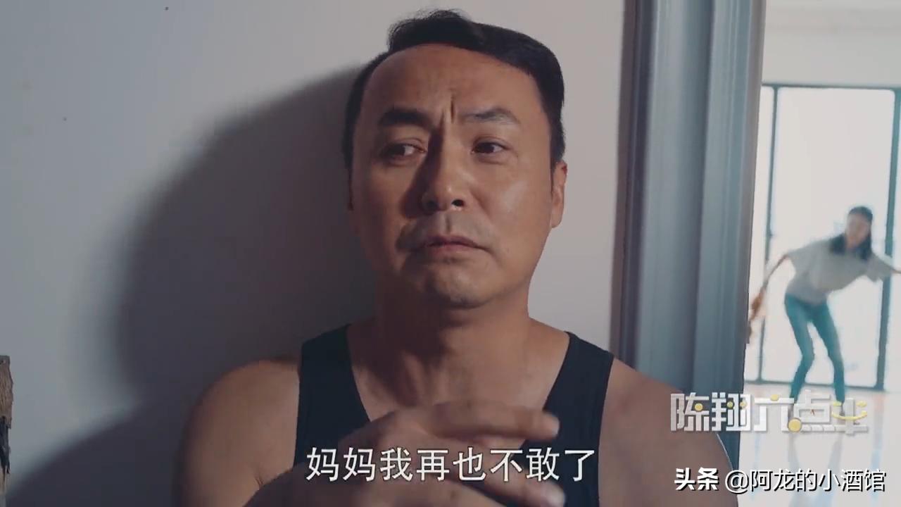 熊孩子扔灭火器差点扔到男子后续,熊孩子从高空扔灭火器