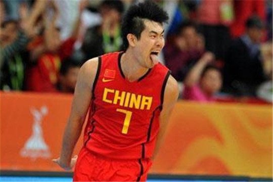 为国足打气,伊朗球员隔扣姚明