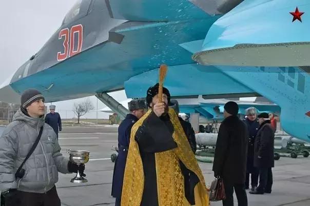 奇葩！5.7米的高粱引村民烧香祭拜，各国军营里迷信有哪些？