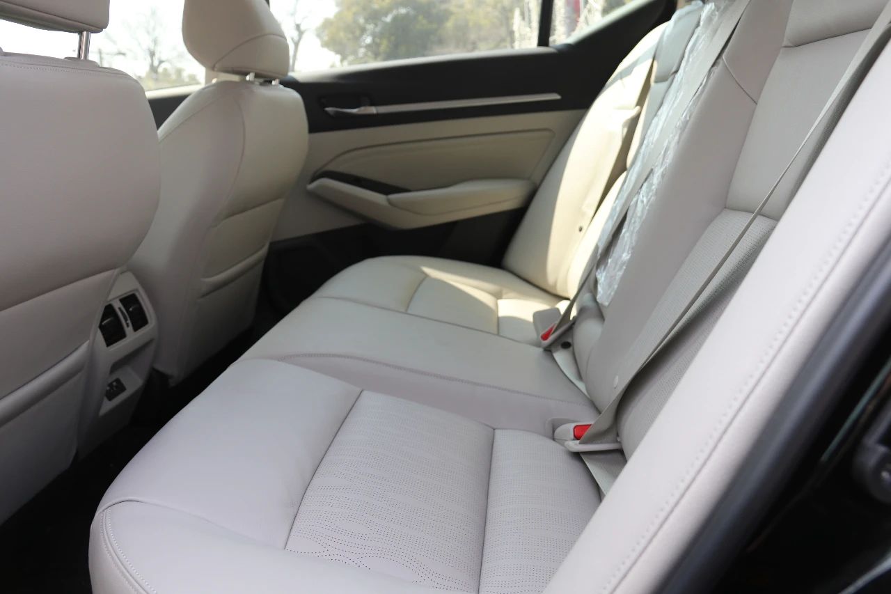 最新款天籁和第七代天籁对比,16万日系两厢车