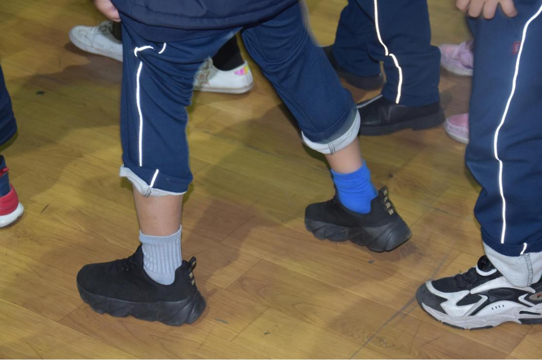 暖心校园：厦门师生特意穿错袜了 传递爱与包容