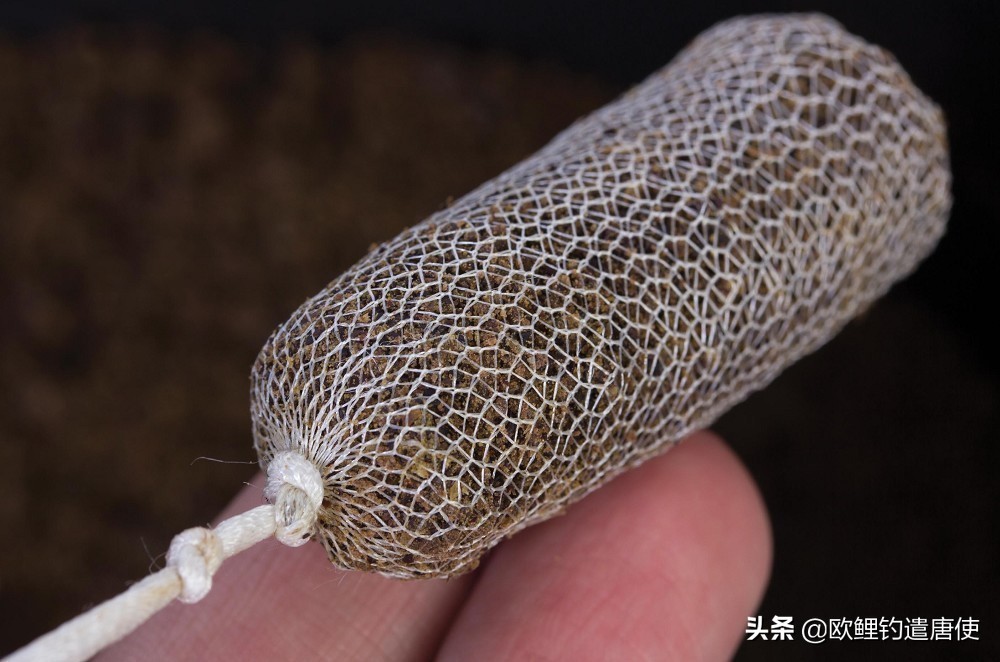 外国人钓鱼打窝技巧,老外用超大饵钓鱼