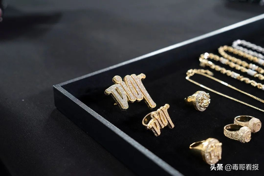 简约的首饰往往是穿搭的必杀技,首饰穿搭