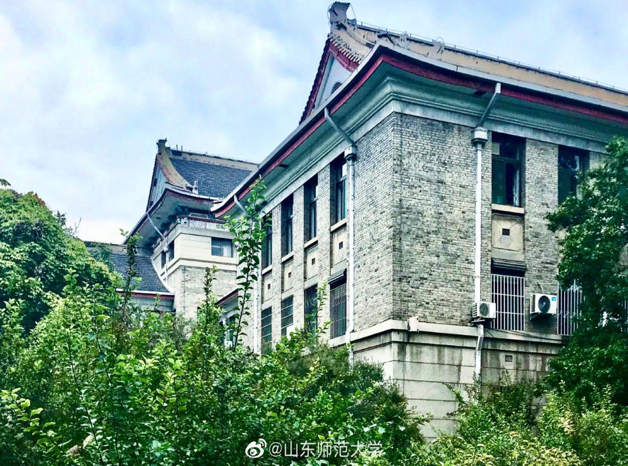 他是山东省现役唯一国际级裁判员，任职大学，受中国足协重点培养